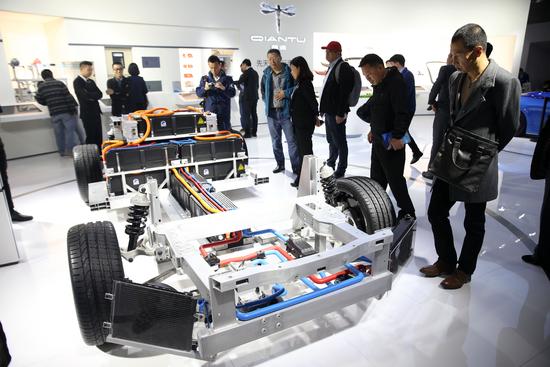 10月19日，觀眾在中國國際節(jié)能與新能源汽車展上參觀新款跑車的液冷電池。 新華社發(fā)（陳曉根 攝）