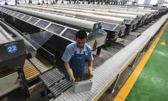 6月22日，河北奧冠電源有限責(zé)任公司工人在動力電池生產(chǎn)線上操作。 新華社記者 李曉果 攝