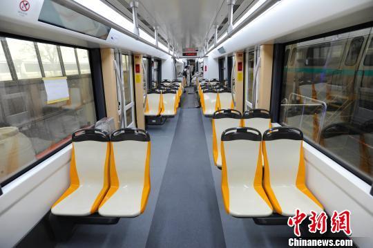 德令哈現(xiàn)代有軌電車將成為首列開進(jìn)青藏高原的現(xiàn)代有軌電車，也是世界上運(yùn)營海拔最高的有軌電車?！〗?攝