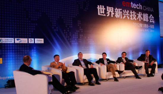 圖為“新能源專場(chǎng)”討論現(xiàn)場(chǎng)。(來源：新浪財(cái)經(jīng) 全權(quán)攝)