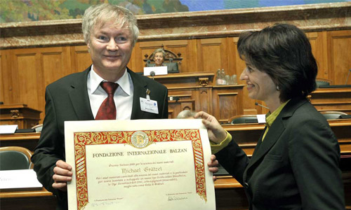 染料敏化太陽(yáng)能電池之父獲愛(ài)因斯坦世界科學(xué)獎(jiǎng)