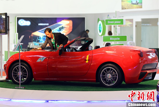 9月29日，工作人員正在清潔展出的敞篷電動汽車。中新社發(fā) 泱波 攝