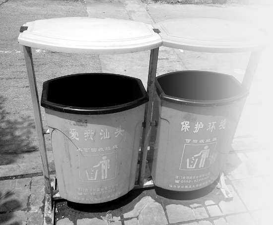 廢舊電池對(duì)環(huán)境和人體的危害遠(yuǎn)遠(yuǎn)超過我們的想象，隨意丟棄電池，不僅污染環(huán)境、危害人體健康，而且浪費(fèi)資源。