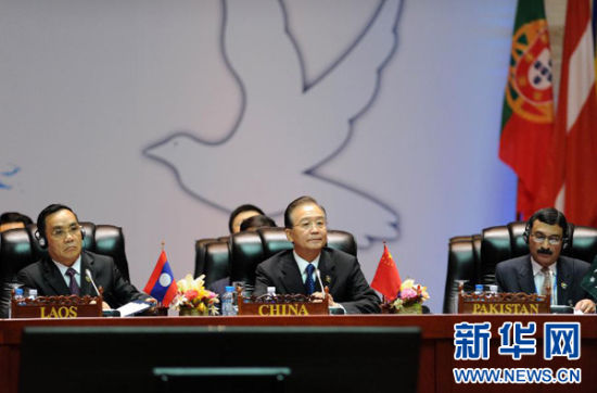  11月6日，中國(guó)國(guó)務(wù)院總理溫家寶在老撾首都萬(wàn)象出席第九屆亞歐首腦會(huì)議第二次領(lǐng)導(dǎo)人會(huì)議。 新華社記者 張鐸 攝