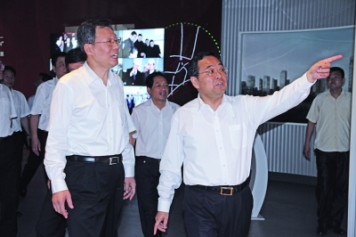 李學勇省長（左）在市委書記張雷陪同下視察園區(qū)。