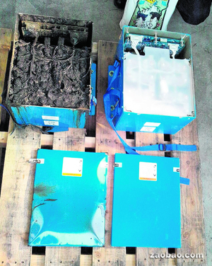 全日空出事夢(mèng)幻客機(jī)的鋰離子電池內(nèi)部已燒壞（圖左），藍(lán)色的金屬外殼也燒得凹凸不平。（法新社）