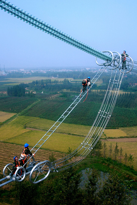1000千伏晉東南～南陽～荊門特高壓交流試驗示范工程擴建已投產并連續(xù)四年保持穩(wěn)定運行。湖北省電力公司加強特高壓線路的運行維護，確保特高壓在湖北落得下、用得上。
