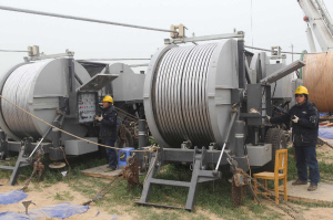 哈鄭特高壓工程黃河大跨越標(biāo)段開始架線。彭懷勝 攝