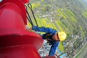 安徽送變電工程公司施工人員在皖電東送工程220多米高空安裝附件。