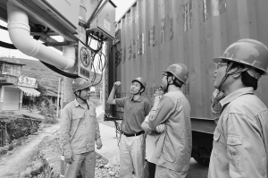 福建電科院技術(shù)人員收集移動儲能電站的運(yùn)行試驗(yàn)數(shù)據(jù)，進(jìn)一步完善研究成果。