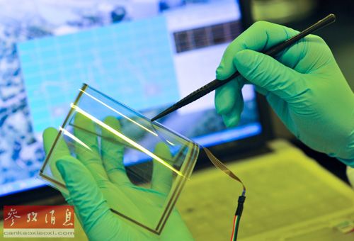 資料圖片：2013年1月24日，中科院重慶綠色智能技術(shù)研究院的一名研究人員在彎曲的單層石墨烯觸摸屏上進(jìn)行書寫功能測(cè)試。新華社記者 劉潺 攝