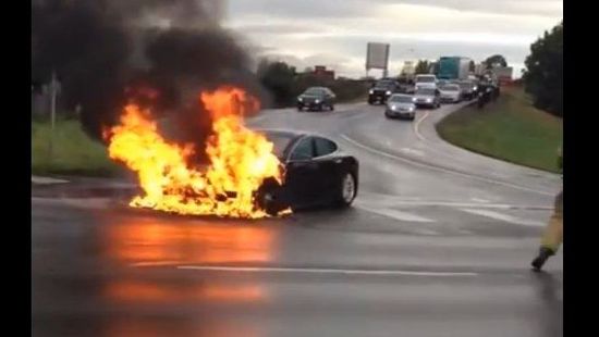 特斯拉首發(fā)電池起火 馬斯克:比傳統(tǒng)汽車安全